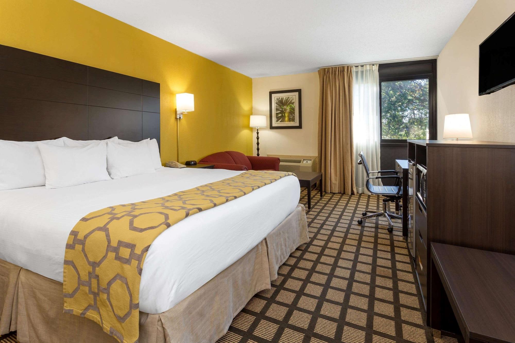 Baymont By Wyndham Queensbury/Lake George Экстерьер фото