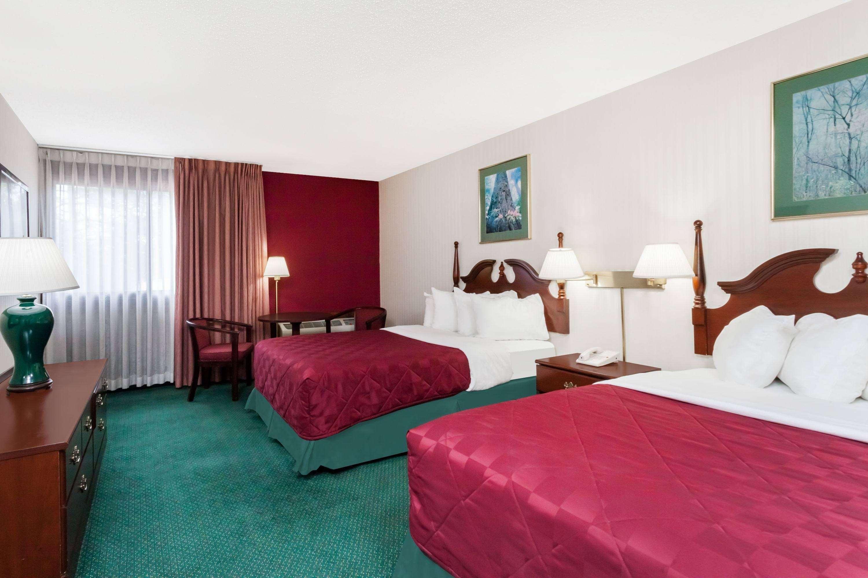 Baymont By Wyndham Queensbury/Lake George Экстерьер фото