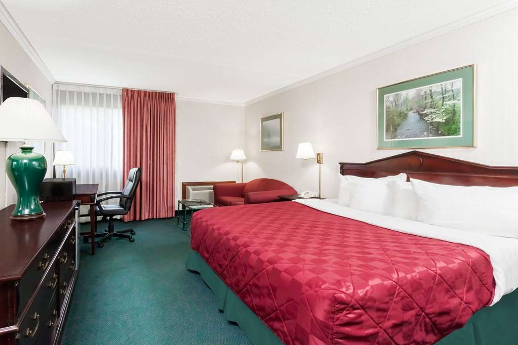 Baymont By Wyndham Queensbury/Lake George Экстерьер фото