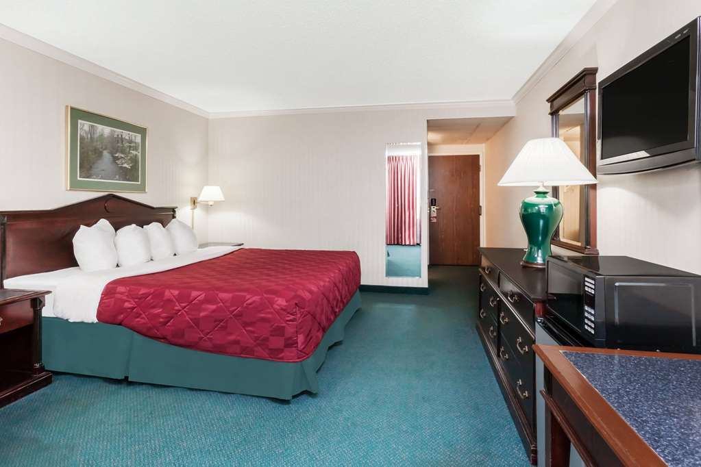 Baymont By Wyndham Queensbury/Lake George Экстерьер фото